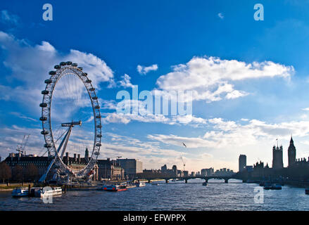 Das London Eye, Themse, Big Ben und Houses of Parliament, gesehen von der Hungerford Bridge, späten Nachmittagssonne, London Stockfoto