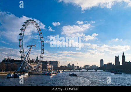 Das London Eye, Themse, Big Ben und Houses of Parliament, gesehen von der Hungerford Bridge, späten Nachmittagssonne, London Stockfoto