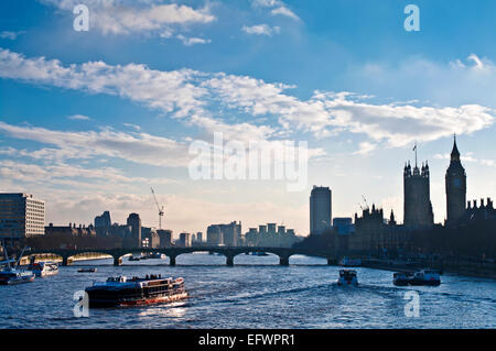 Themse, Westminster Bridge, Big Ben und die Houses of Parliament, gesehen von der Hungerford Bridge, frühen Winterabend, London Stockfoto