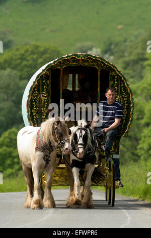 Pferdekutsche Wohnwagen in Richtung das Pferd Messe am Appleby in Westmorland entlang der A683 zwischen Sedbergh und Kirkby Stephen Stockfoto