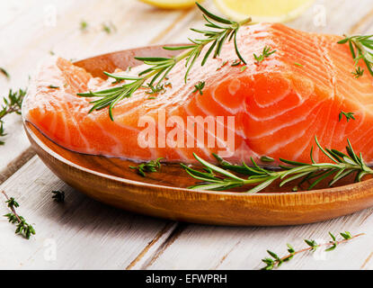 Lachsfilet auf hölzernen Hintergrund. Selektiven Fokus Stockfoto