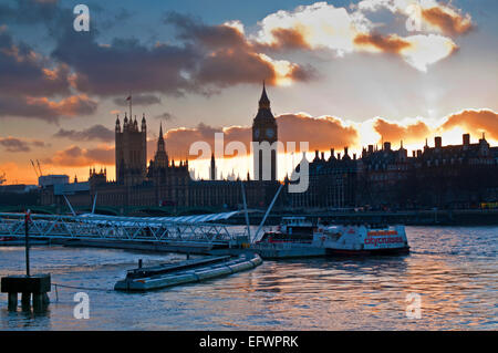 Lebendige Sonnenuntergang hinter den Houses of Parliament und Big Ben, Westminster, gesehen auf der Themse, zentrales London, England, UK Stockfoto