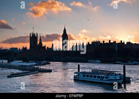 Lebendige Sonnenuntergang hinter den Houses of Parliament und Big Ben, Westminster, gesehen auf der Themse, zentrales London, England, UK Stockfoto