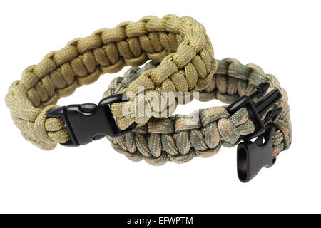 Para Cord Survival Armbänder auf weißem Hintergrund Stockfoto