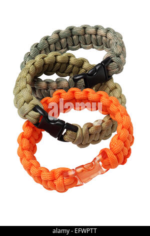 Para Cord Survival Armbänder auf weißem Hintergrund Stockfoto