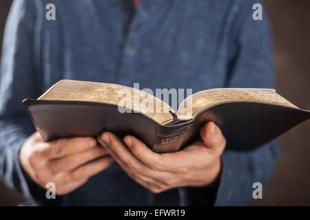 Mann liest die Bibel Stockfoto