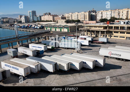 Fahrzeug-Container am Kai im Hafen von Malaga, Spanien Stockfoto