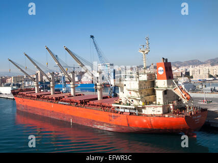 Frachtschiff Massengutfrachter in den Hafen von Malaga, Spanien Stockfoto