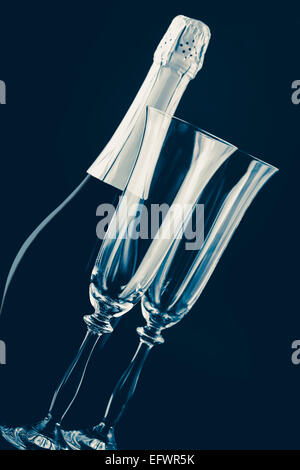 Flasche Champagner und Gläser auf einem dunklen Hintergrund Stockfoto