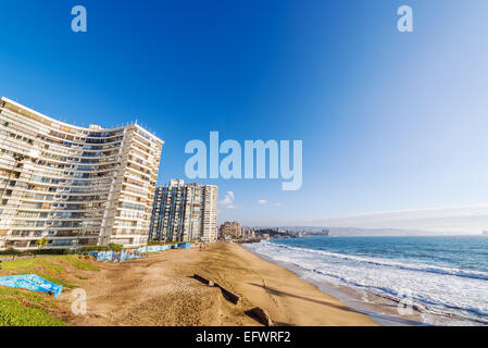 Strand und Mehrfamilienhäuser in Viña Del Mar, Chile Stockfoto