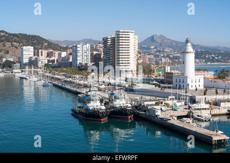 Mehrfamilienhäuser und Yachten in der Marina von Muelle Uno Hafenentwicklung, Málaga, Spanien Stockfoto