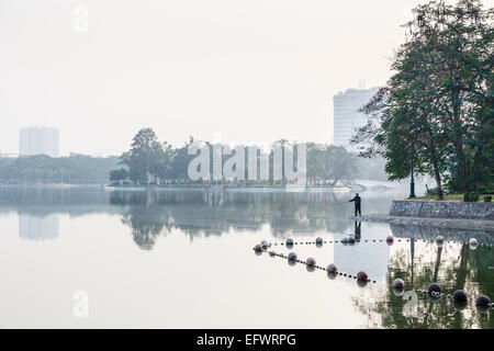 Menschen, die Angeln am See Bucht Mau, Hanoi, Vietnam. Stockfoto