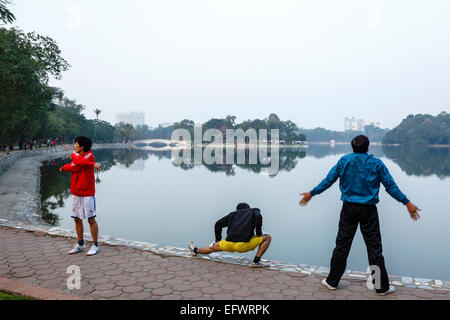 Menschen in einem Park am See Bucht Mau, Hanoi, Vietnam auszuüben. Stockfoto