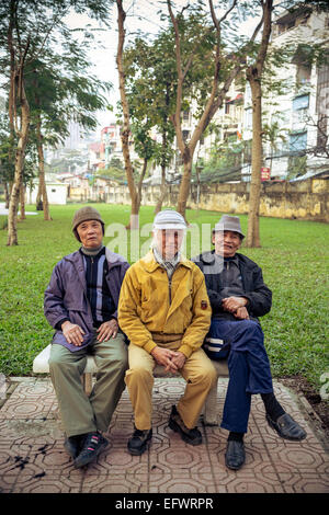 Porträt von älteren Männern in einem Park am See Bucht Mau, Hanoi, Vietnam. Stockfoto