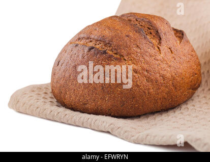 schwarze runde Brot eingewickelt in ein Handtuch auf weißem Hintergrund Stockfoto