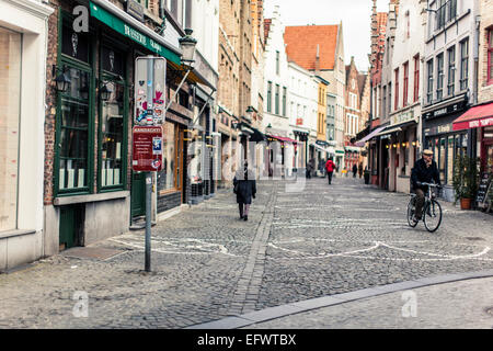 Kommerzielle Kopfsteinpflasterstraße in Brügge, Belgien Stockfoto