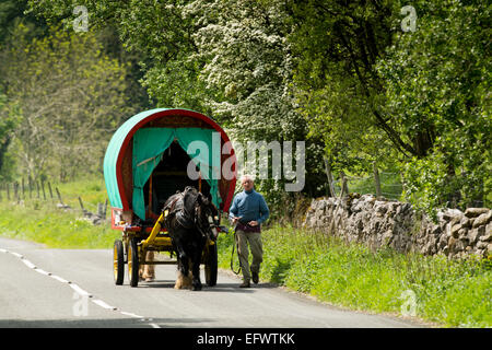 Pferdekutsche Wohnwagen in Richtung das Pferd Messe am Appleby in Westmorland entlang der A683 zwischen Sedbergh und Kirkby Stephen Stockfoto