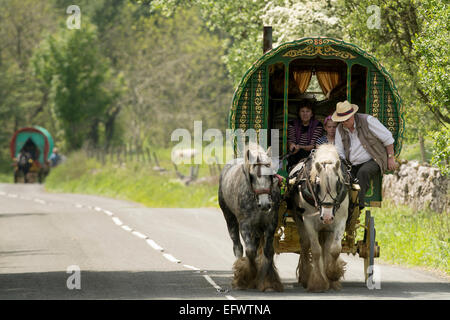 Pferdekutsche Wohnwagen in Richtung das Pferd Messe am Appleby in Westmorland entlang der A683 zwischen Sedbergh und Kirkby Stephen Stockfoto