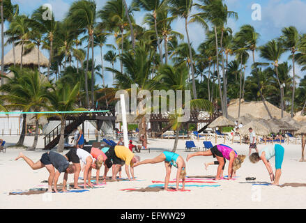 Dominikanische Republik. Urlauber, die Fitness-Übungen am Strand von Punta Cana. 2015. Stockfoto