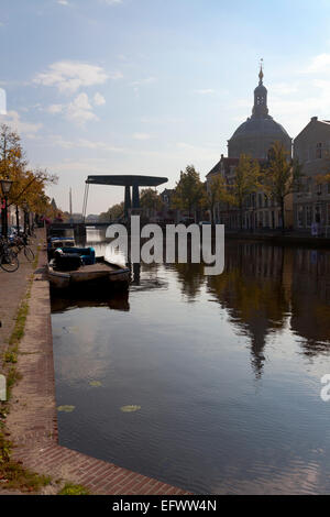 Oude Vest in Leiden, Niederlande mit Blick auf das Marekerk Stockfoto