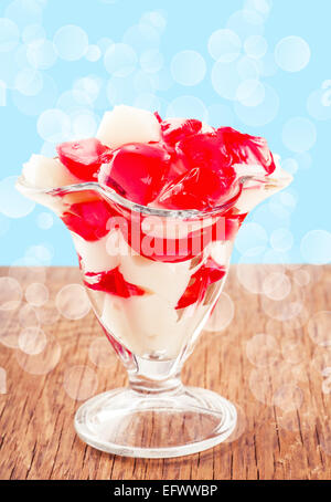 Würfel von weißem und rotem Gelee in Glas Becher Stockfoto