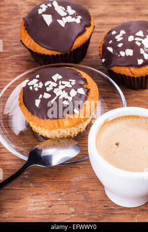 drei Kuchenform mit einer Tasse Kaffee auf einem hölzernen Hintergrund Stockfoto
