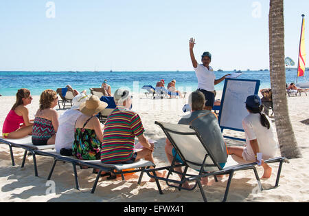 Dominikanische Republik. Urlauber auf eine informelle Spanisch-Klasse am Strand von Punta Cana. 2015. Stockfoto