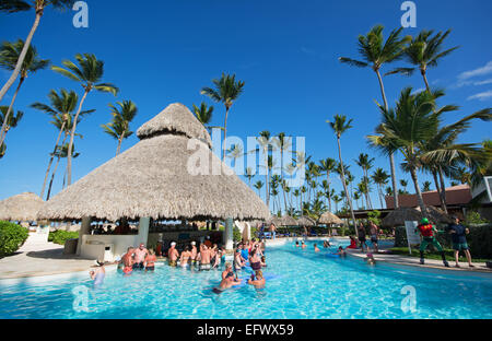 Dominikanische Republik. Ein Hotel-Swimmingpool mit Swim-Up-Bar. 2015. Stockfoto