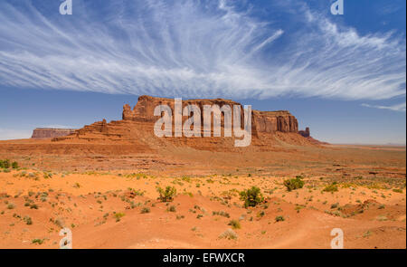 Wolken krönen Sentinel Mesa - Monument Valley, Utah Stockfoto