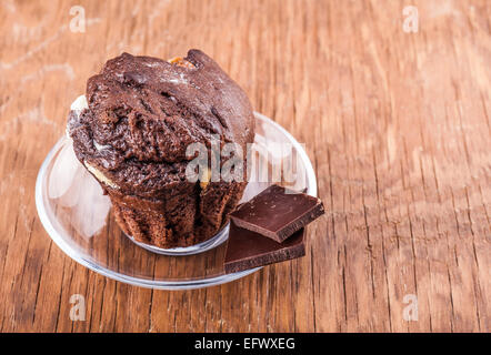 frische Schokolade Cupcake in eine Glasschale auf einem hölzernen Hintergrund Stockfoto