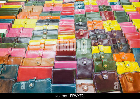 Straßenstand Anzeige der Leder-Geldbörsen und Handtaschen, Khaosan Road, Bangkok, Thailand Stockfoto