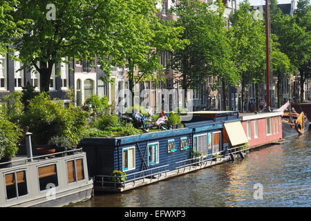 Ein paar sitzen auf der Dachterrasse Garten auf einem Hausboot in Amsterdam. Stockfoto