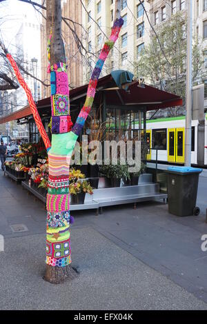 Ein Baum, das Garn bombardiert worden. Stockfoto