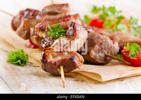 Spieße mit Gemüse serviert. Selektiven Fokus Stockfoto