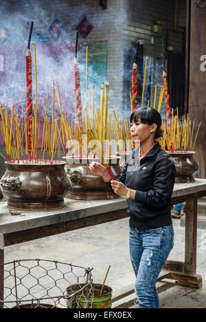 Frau beten Thien Hau Pagode in Cholon (Chinatown), Ho-Chi-Minh-Stadt (Saigon), Vietnam. Stockfoto