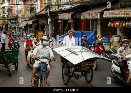 Dichten Verkehr in Cholon (Chinatown), Ho-Chi-Minh-Stadt (Saigon), Vietnam. Stockfoto