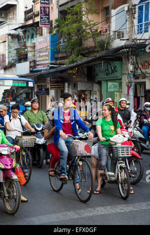 Menschen auf Fahrrädern in Cholon (Chinatown), Ho-Chi-Minh-Stadt (Saigon), Vietnam. Stockfoto