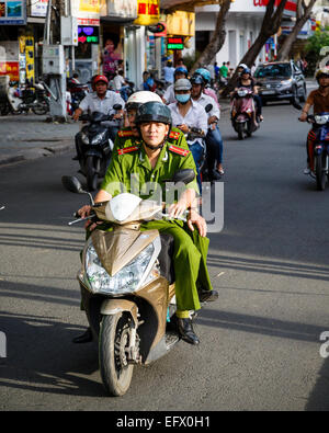 Militärpolizei Männer Motorroller in Cholon (Chinatown), Ho-Chi-Minh-Stadt (Saigon), Vietnam. Stockfoto