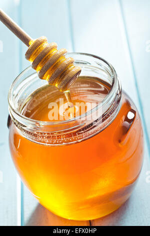 Honig-Dipper und Honig im Glas Stockfoto