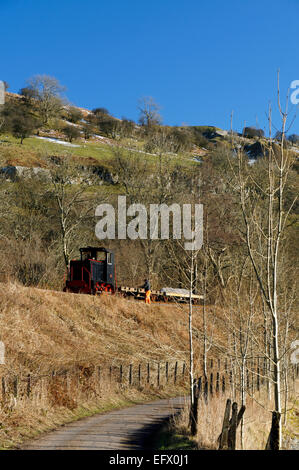 Diesel Lokomotive Durchführung von Wartungsarbeiten am Brecon Bergbahn, Pontsticill, Merthyr Tydfil, Wales. Stockfoto