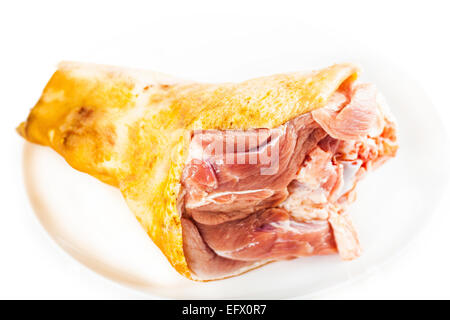 rohes Schweinefleisch Schaft auf einem Teller, weiß-Hintergrund Stockfoto