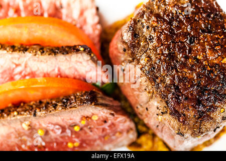 Gebratene Medaillons mit Sauce und Gemüse closeup Stockfoto