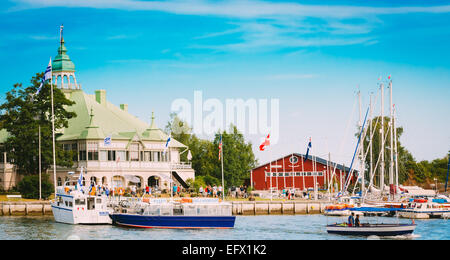 HELSINKI, Finnland - 27. Juli 2014: Helsinki, Finnland. Hafen und Kai Yacht Stand am Pier, Steg am Sommertag Stockfoto