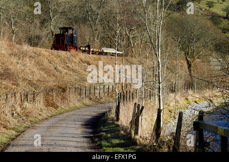 Diesel Lokomotive Durchführung von Wartungsarbeiten am Brecon Bergbahn, Pontsticill, Merthyr Tydfil, Wales. Stockfoto