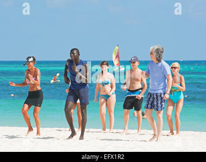 Dominikanische Republik. Karibik Tanz und Zumba am Strand von Punta Cana. 2015. Stockfoto