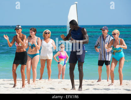 Dominikanische Republik. Karibik Tanz am Strand von Punta Cana. 2015. Stockfoto