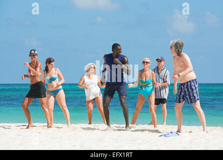 Dominikanische Republik. Eine lebhafte karibische Tanz und Zumba Klasse am Strand von Punta Cana. 2015. Stockfoto