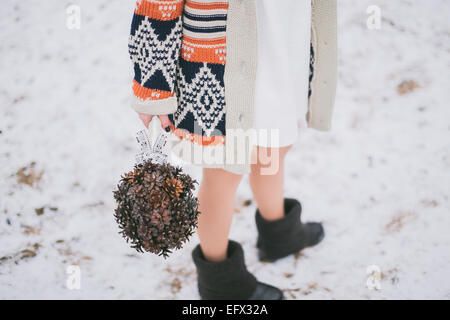 Braut Hochzeit Bouquet hält gemacht Tannenzapfen Stockfoto