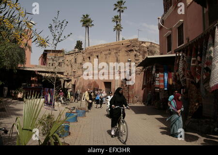 Eine Nonne fährt ein Fahrrad in der Medina, Marrakesch, Marokko Stockfoto