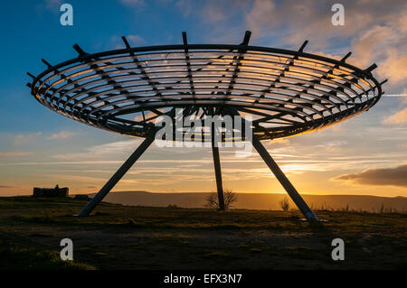 Halo - ein Panoptikum in Haslingden, Rossendale, Lancashire. Entworfen von John Kennedy von LandLab, ist "Halo" ein 18m Durchmesser Stahl Stockfoto